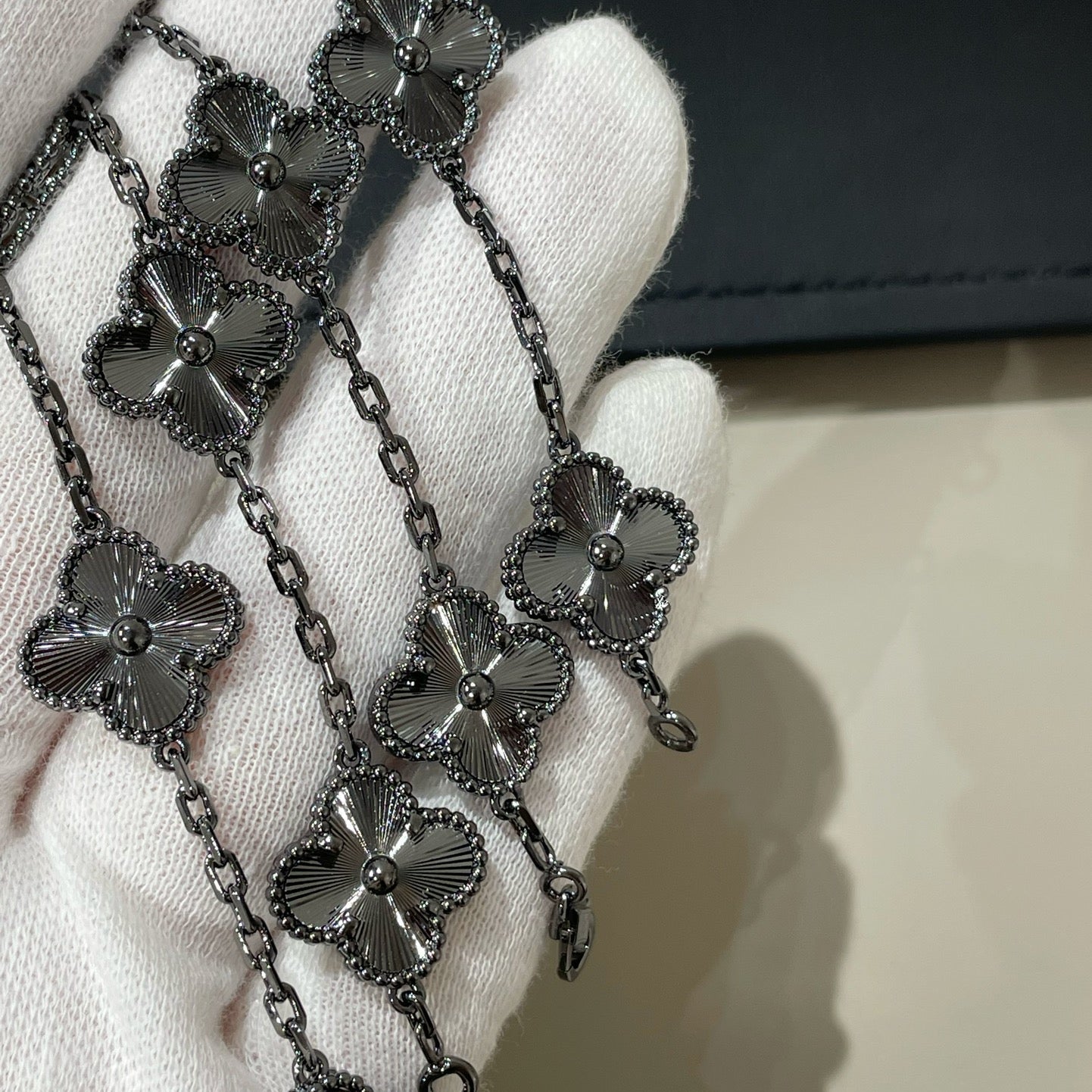 [Regalia jewelry]CLOVER 5 MOTIF BLACK BRACELET