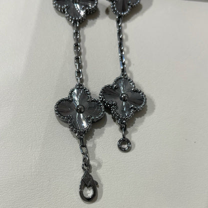 [Regalia jewelry]CLOVER 5 MOTIF BLACK BRACELET