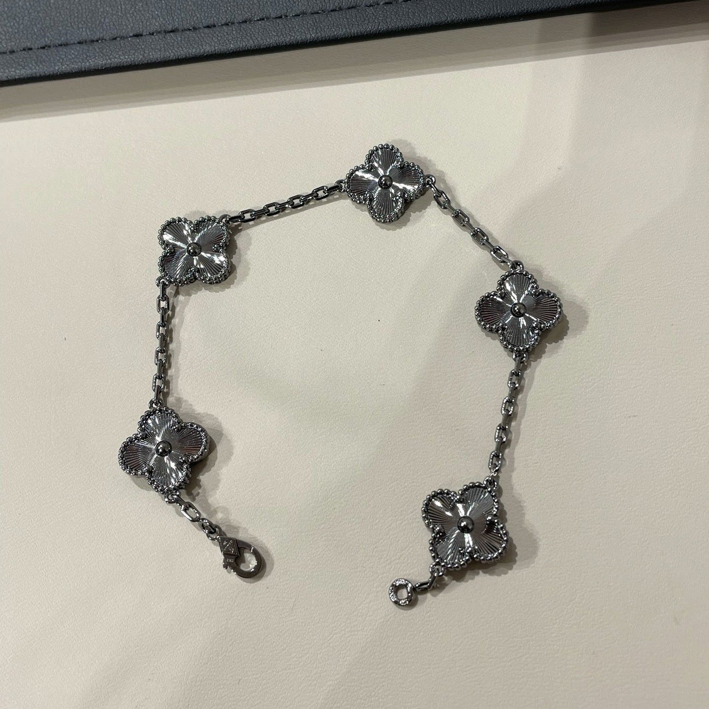 [Regalia jewelry]CLOVER 5 MOTIF BLACK BRACELET