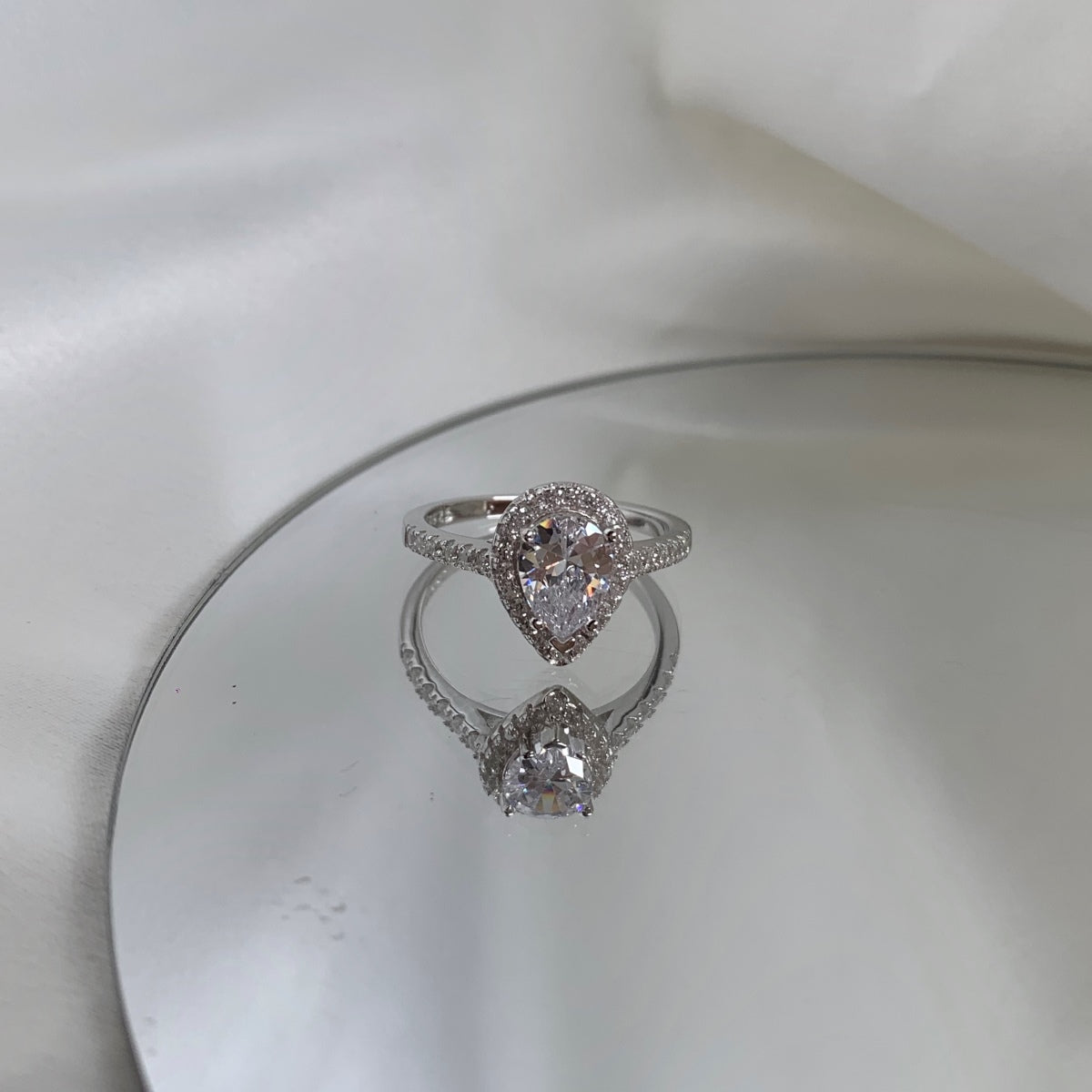 [Regalia jewelry]1.0 Carat Luxurious Resplendent Water Drop Shape Wedding Ring