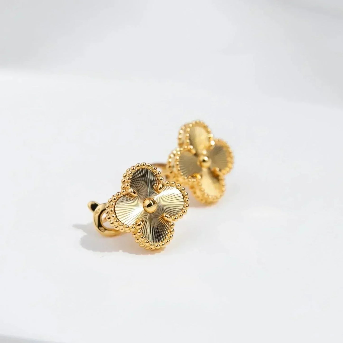 [Regalia jewelry]CLOVER MEDIUM 1 MOTIFS LASER EARRINGS