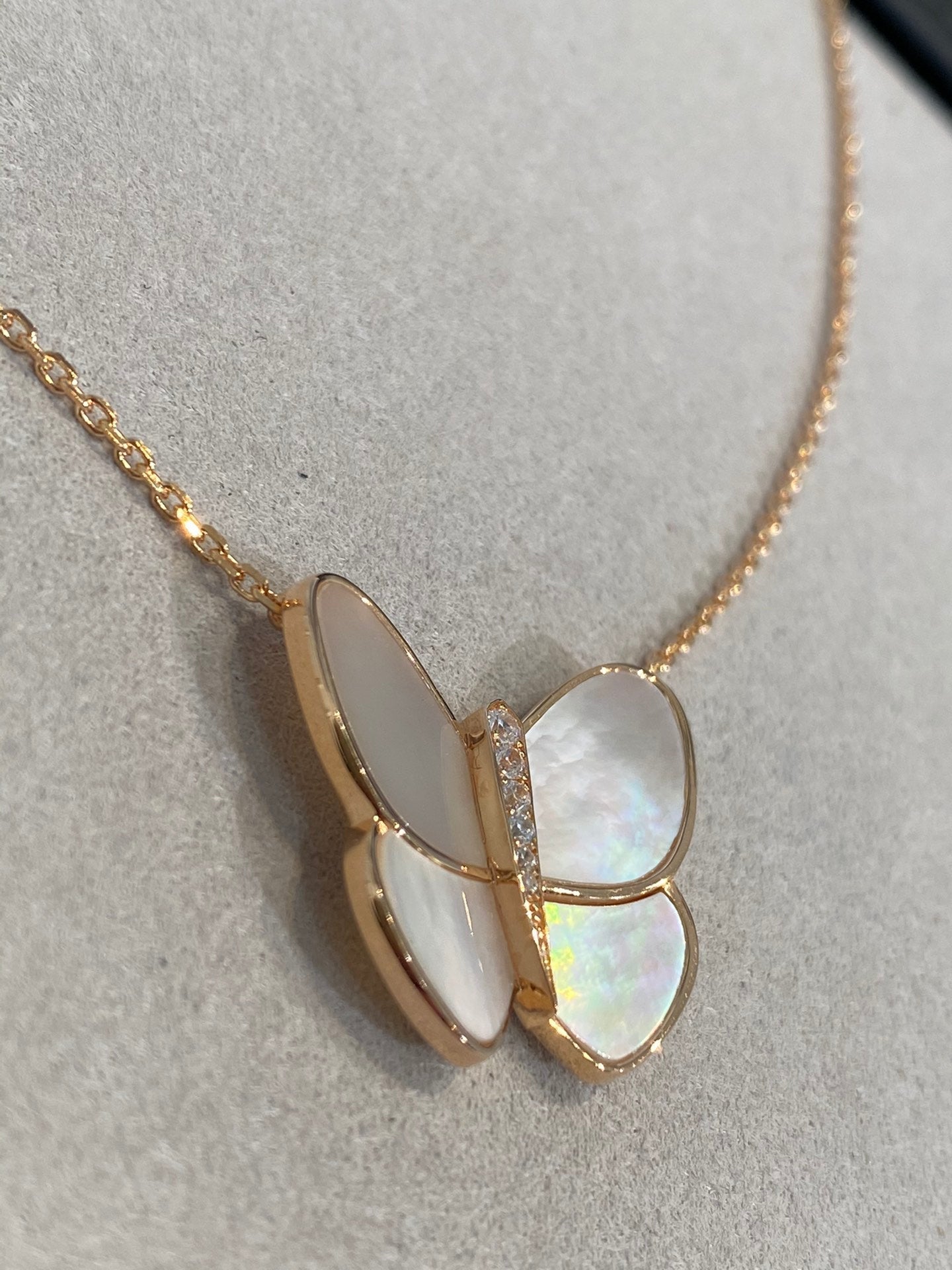 [Regalia jewelry]BUTTERFLY GOLD MOP DIAMOND NECKLACE