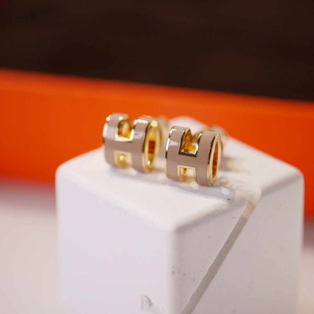[Regalia jewelry]MINI POP H GOLD EARRINGS GREY
