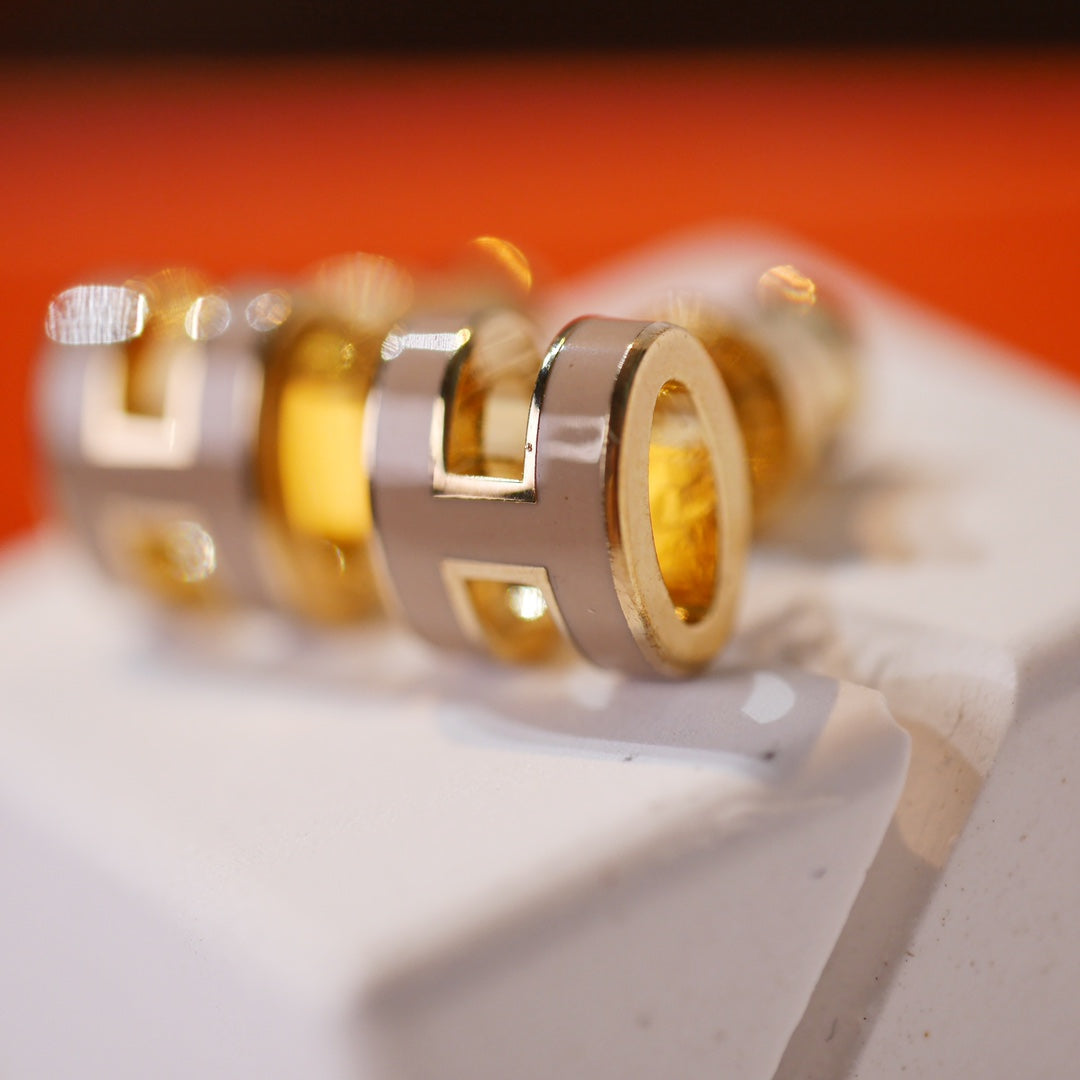 [Regalia jewelry]MINI POP H GOLD EARRINGS GREY