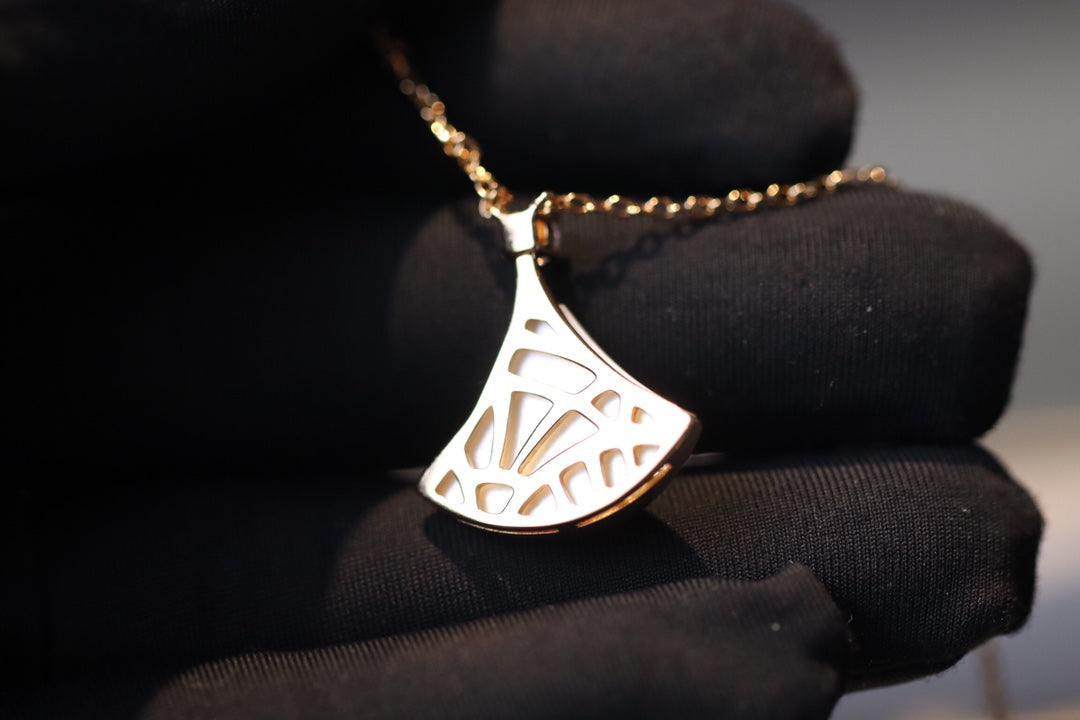 [Regalia jewelry]DREAM NECKLACE WHITE MOP PINK GOLD 1 DIAMOND