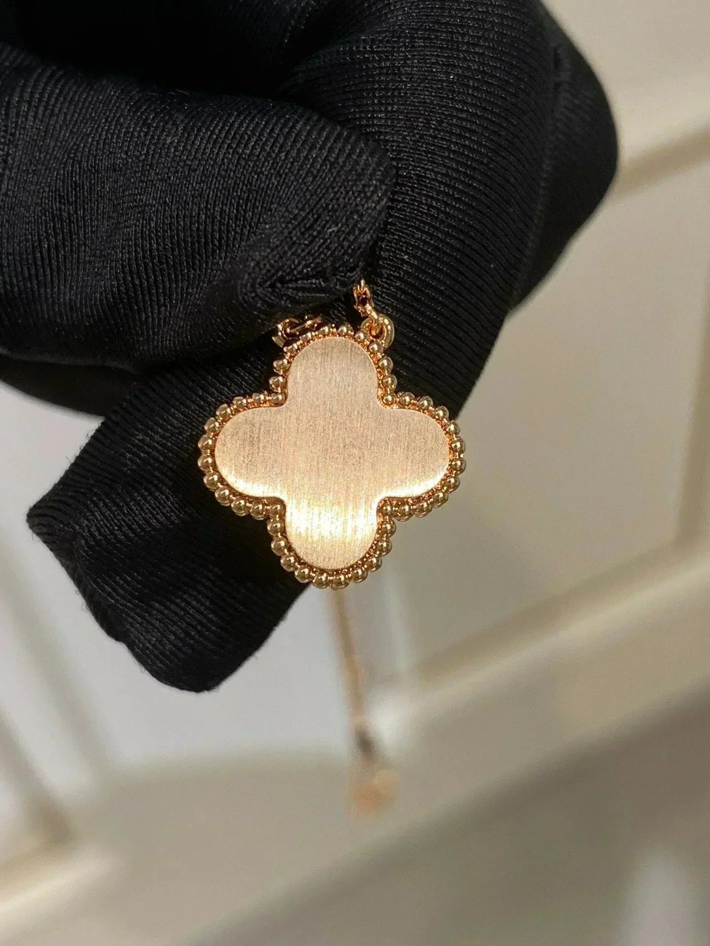 [Regalia jewelry]CLOVER 15MM DIAMOND RHODONITE NECKLACE