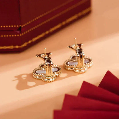 [Regalia jewelry]CLOVER MEDIUM 1 MOTIFS  WHITE MOP STUD EARRINGS