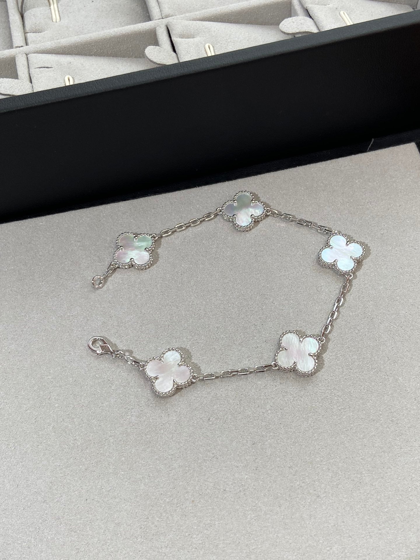 [Regalia jewelry]CLOVER SILVER MOP 5 MOTIF BRACELET