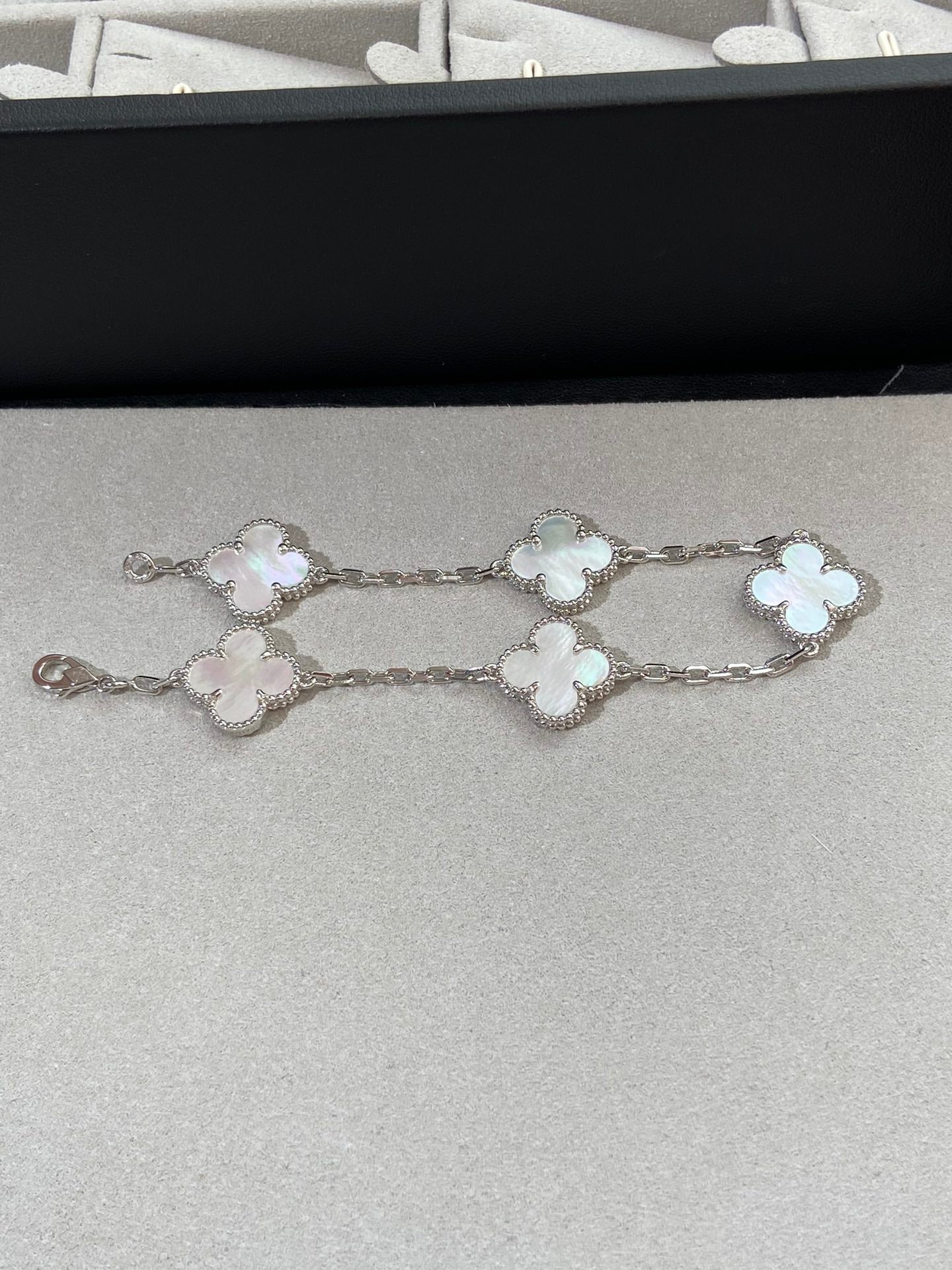 [Regalia jewelry]CLOVER SILVER MOP 5 MOTIF BRACELET