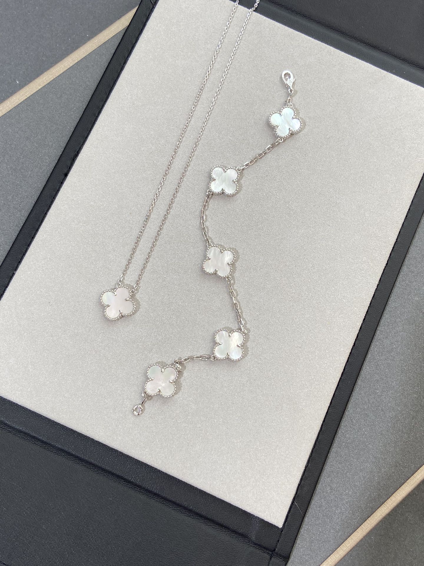 [Regalia jewelry]CLOVER SILVER MOP 5 MOTIF BRACELET