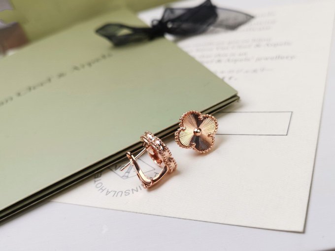 [Regalia jewelry]CLOVER MEDIUM STUD EARRINGS