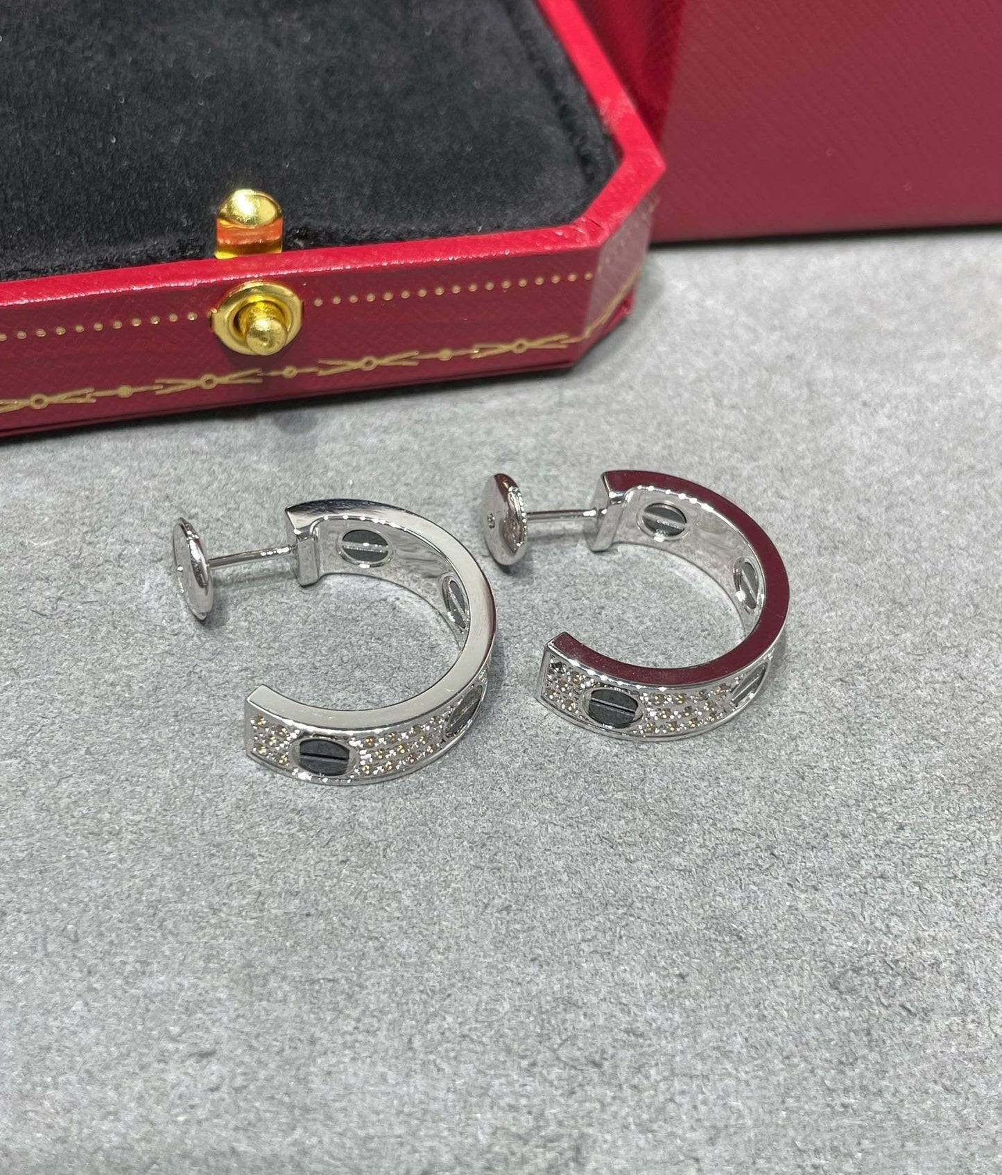 [Regalia jewelry]LOVE CERAMIC DIAMOND PAVED SILVER EARRINGS