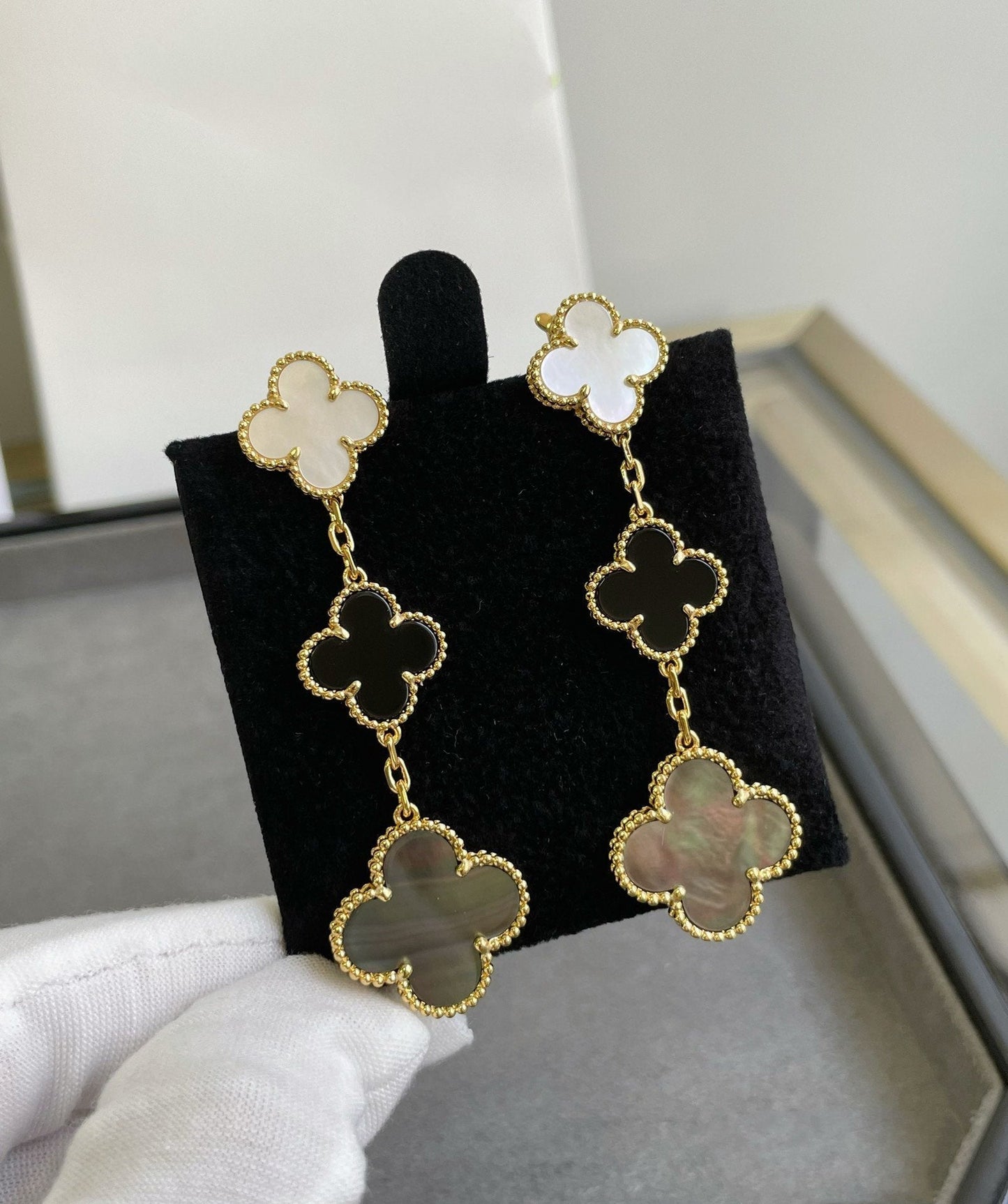 [Regalia jewelry]CLOVER 3 MOTIF MOP ONYX DARK MOP PINK GOLD EARRINGS