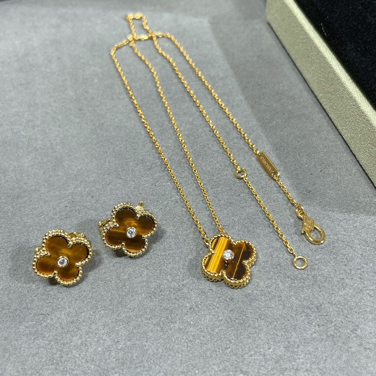 [Regalia jewelry]CLOVER 15MM DIAMOND AND YELLOW TIGER'S EYE AGATE necklace