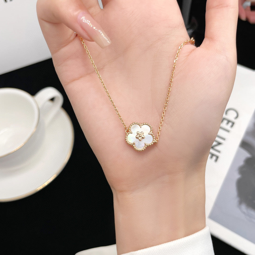 [Regalia jewelry]LUCKY WHITE MOP PLUM BLOSSOM  BRACELET