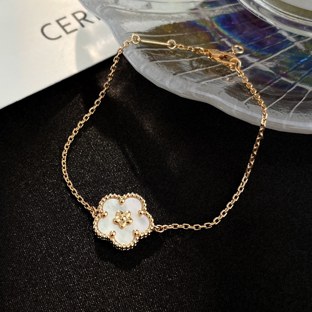 [Regalia jewelry]LUCKY WHITE MOP PLUM BLOSSOM  BRACELET