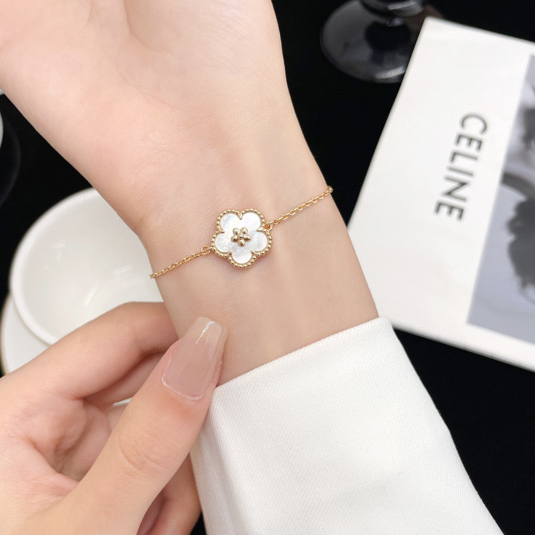 [Regalia jewelry]LUCKY WHITE MOP PLUM BLOSSOM  BRACELET
