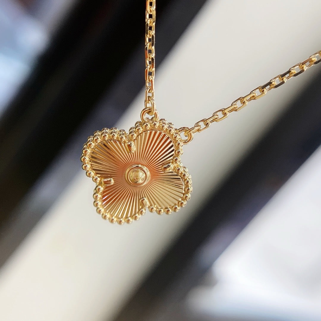 [Regalia jewelry]CLOVER 15MM LASER NECKLACE