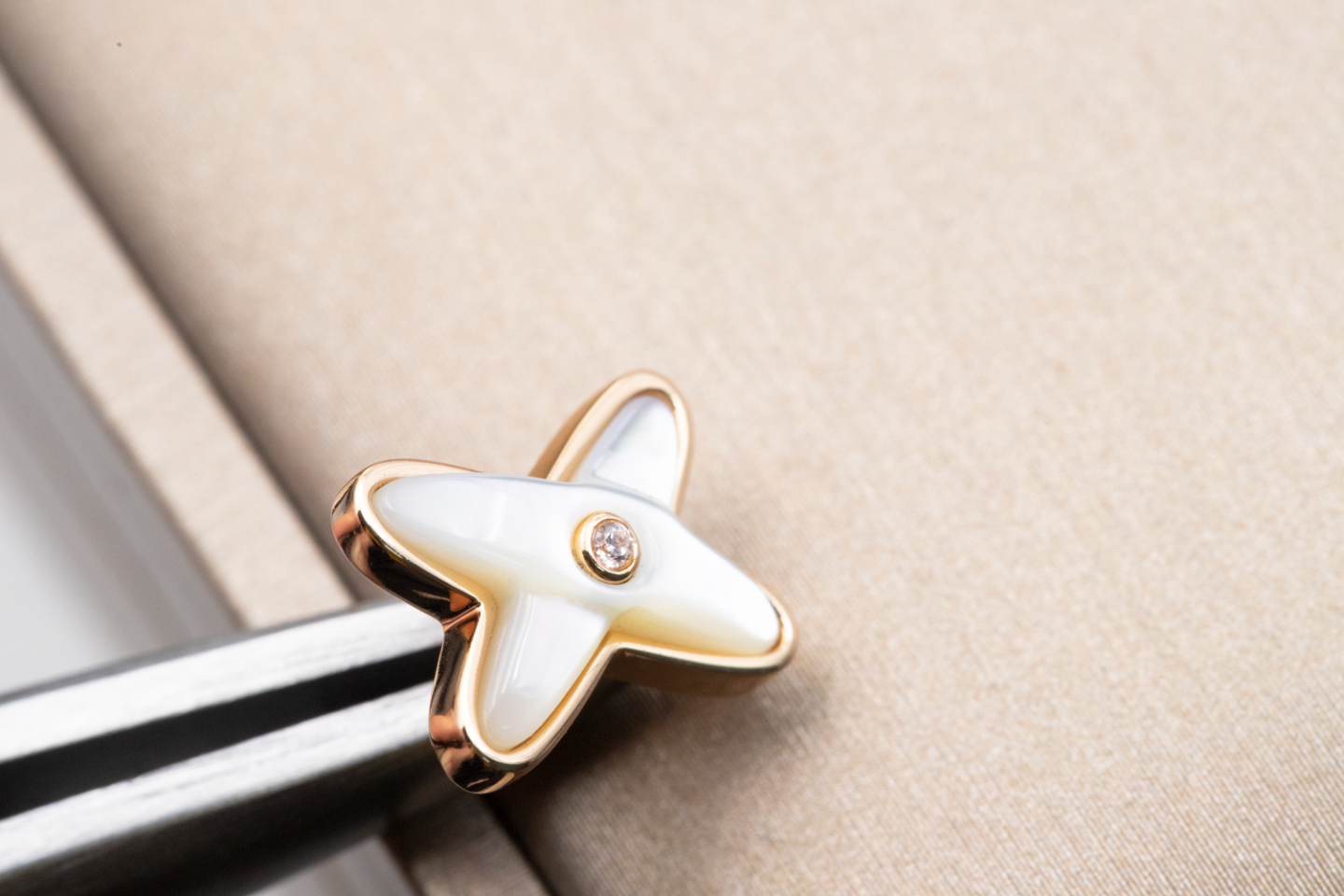 [Regalia jewelry]JEUX DE WHITE MOP ROSE GOLD DIAMOND EARRINGS
