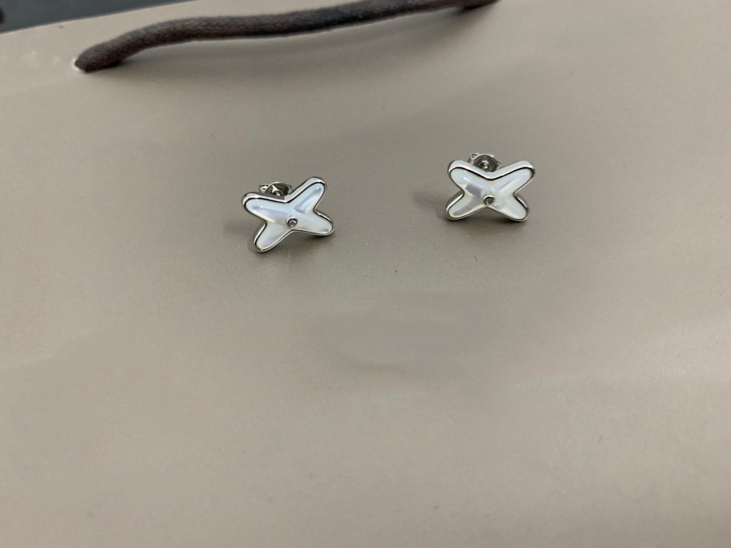 [Regalia jewelry]JEUX DE WHITE MOP SILVER DIAMOND EARRINGS