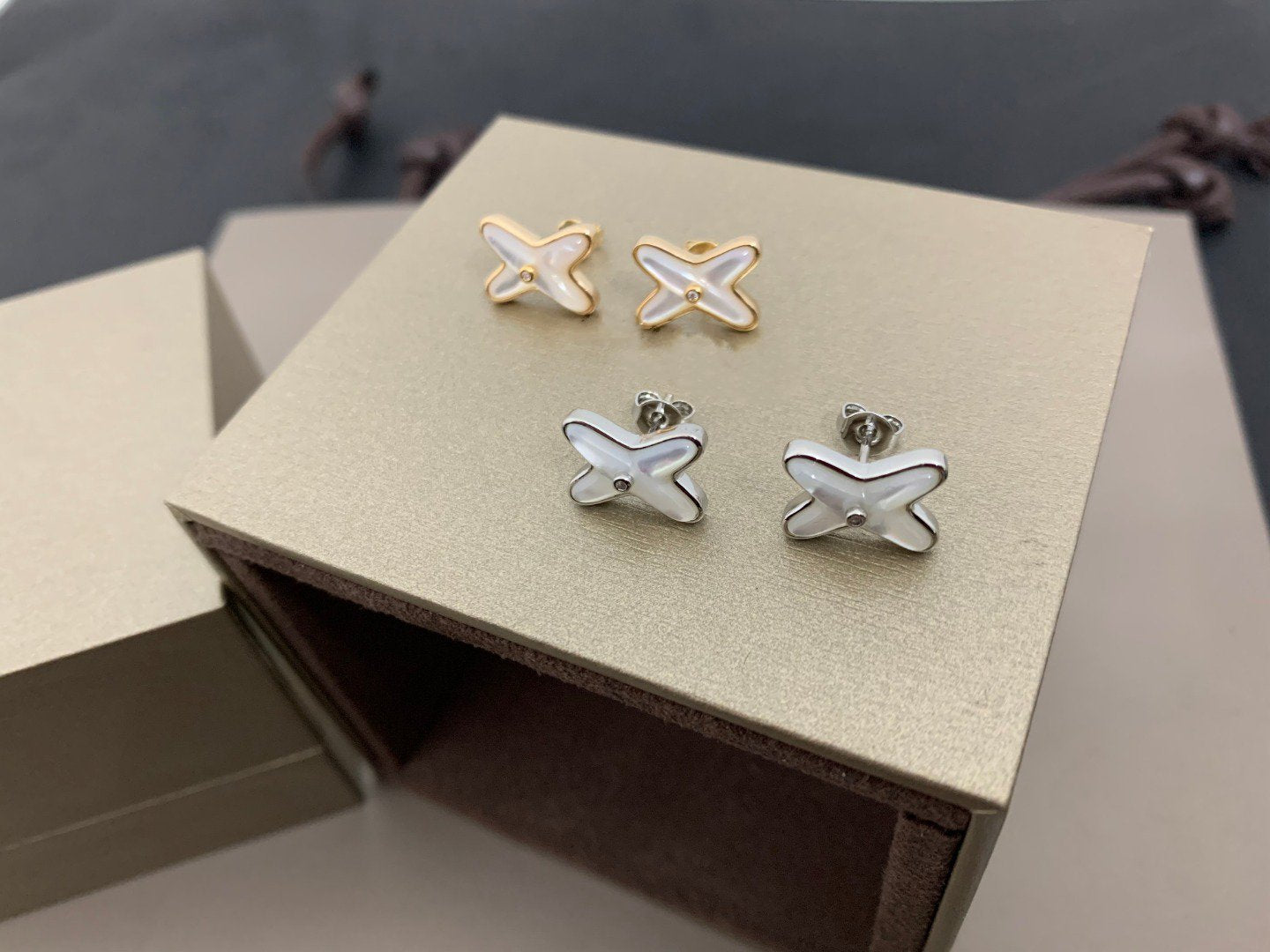 [Regalia jewelry]JEUX DE WHITE MOP SILVER DIAMOND EARRINGS