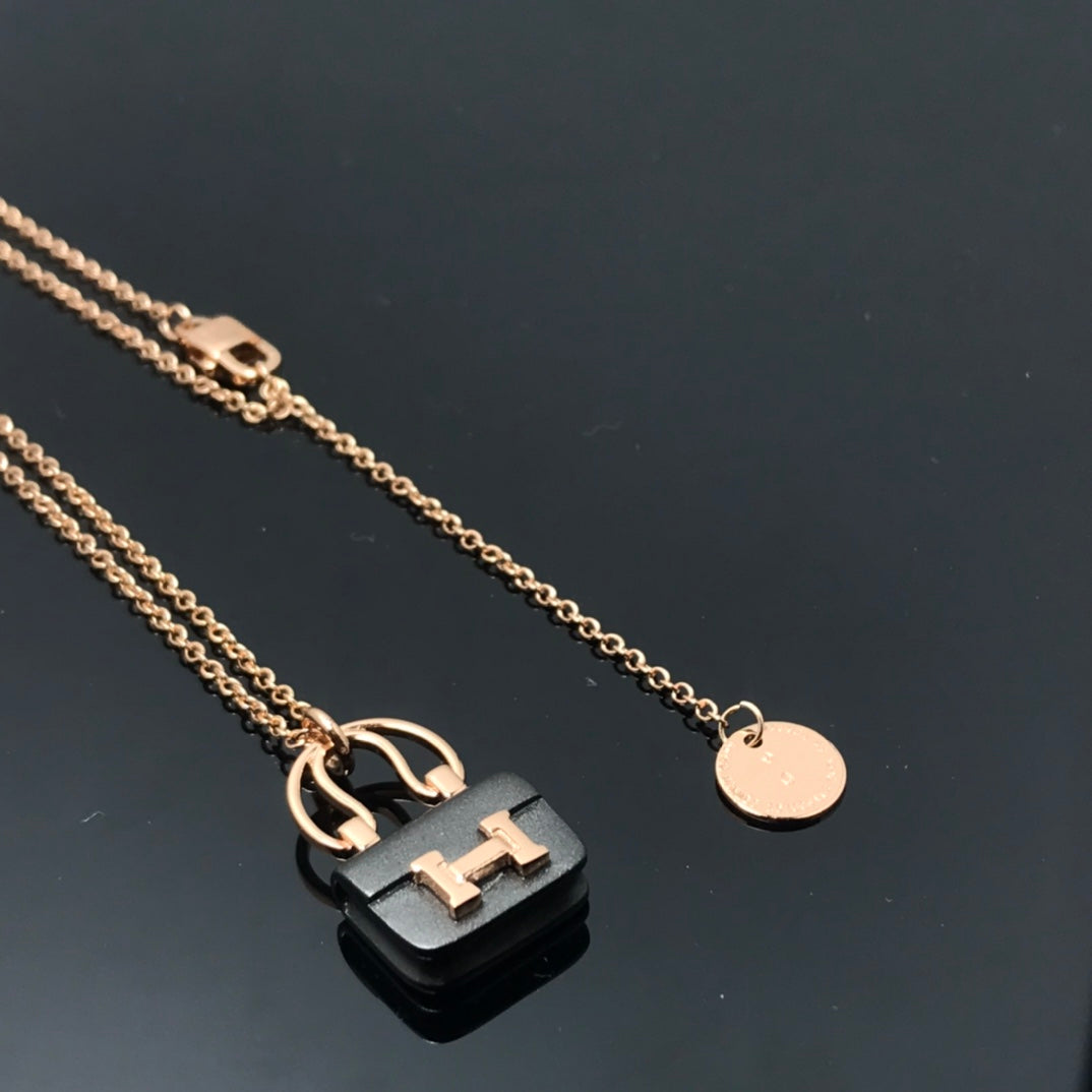 [Regalia jewelry]WOMEN'S HM AMULETTES CONSTANCE PENDANT NECKLACE