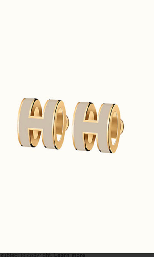 [Regalia jewelry]MINI POP H GOLD EARRINGS GREY