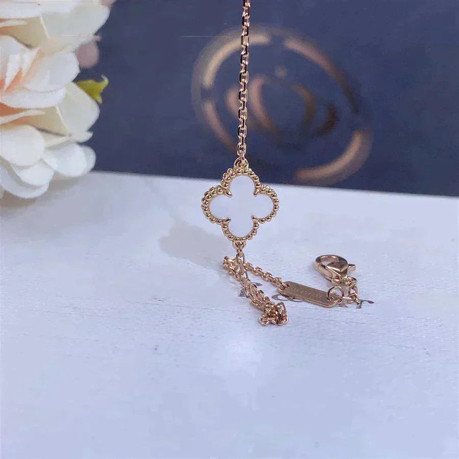 [Regalia jewelry]CLOVER WHITE MOP SINGLE FLOWER BRACELET
